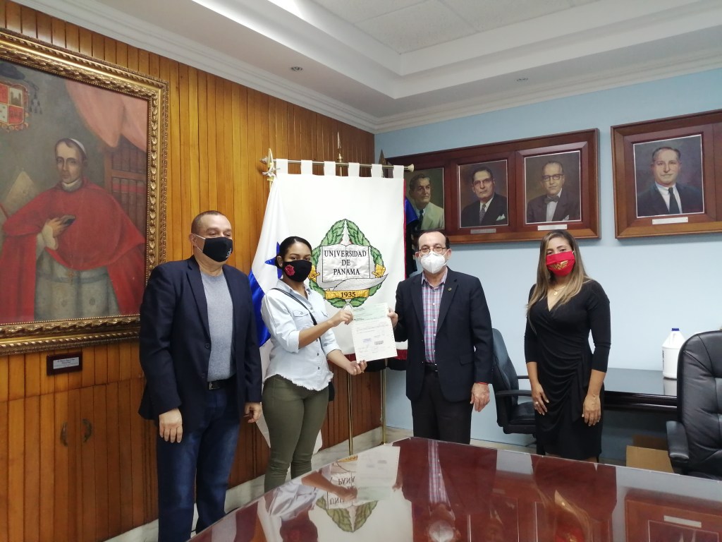 UP ENTREGA BECA CRISTÓBAL&nbsp;LADISLAO