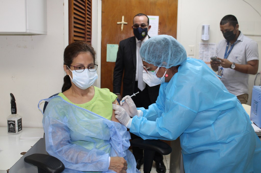 LA CLÍNICA UNIVERSITARIA RECIBE LA PRIMERA DOSIS DE LA VACUNA CONTRA LA&nbsp;COVID19