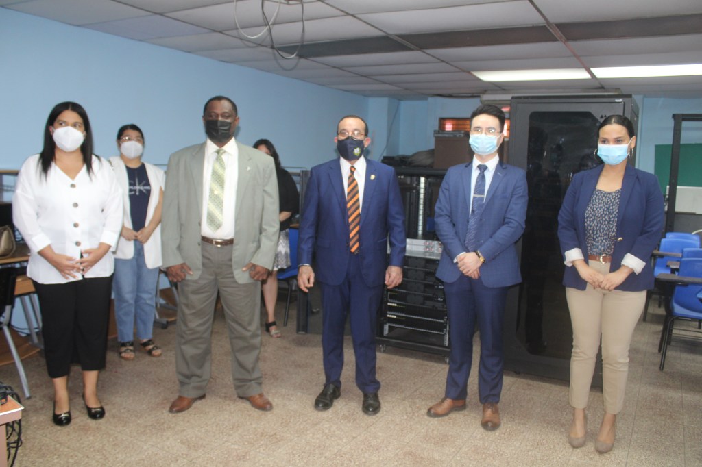 HUAWEI TECHNOLOGIES PANAMÁ, REALIZA DONACIÓN DE EQUIPOS PARA LOS LABORATORIOS DE LA FAC. DE INFORMÁTICA, TECNOLOGÍA Y&nbsp;COMUNICACIÓN
