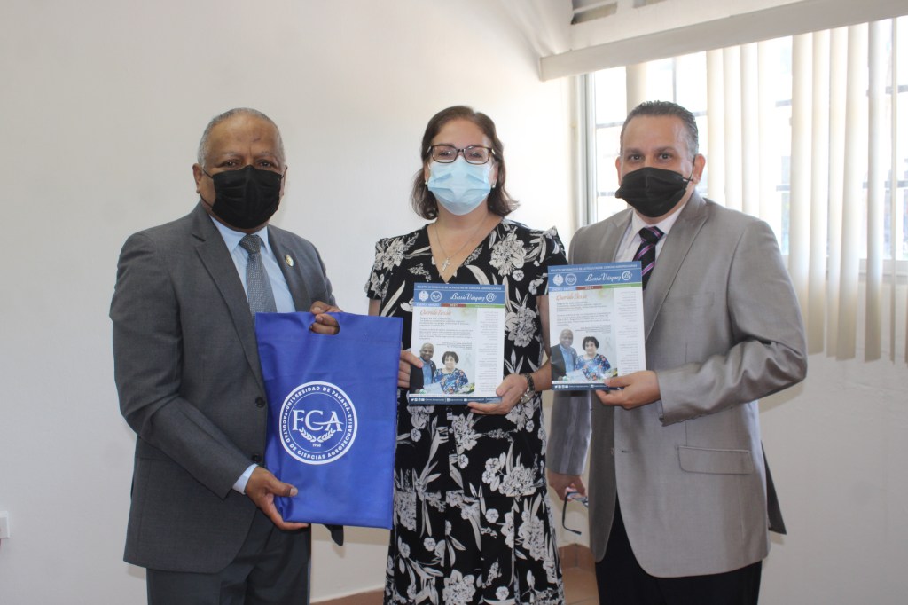 FCA RINDE HOMENAJE PÓSTUMO A LA PROFESORA BESSIE&nbsp;VÁSQUEZ