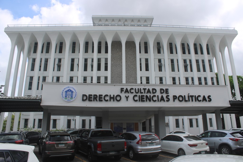 AUTORIDADES DE LA FACULTAD DE DERECHO RECIBEN A MÁS DE SEIS MIL ESTUDIANTES, SUPERANDO LA MATRICULA DE AÑOS&nbsp;ANTERIORES