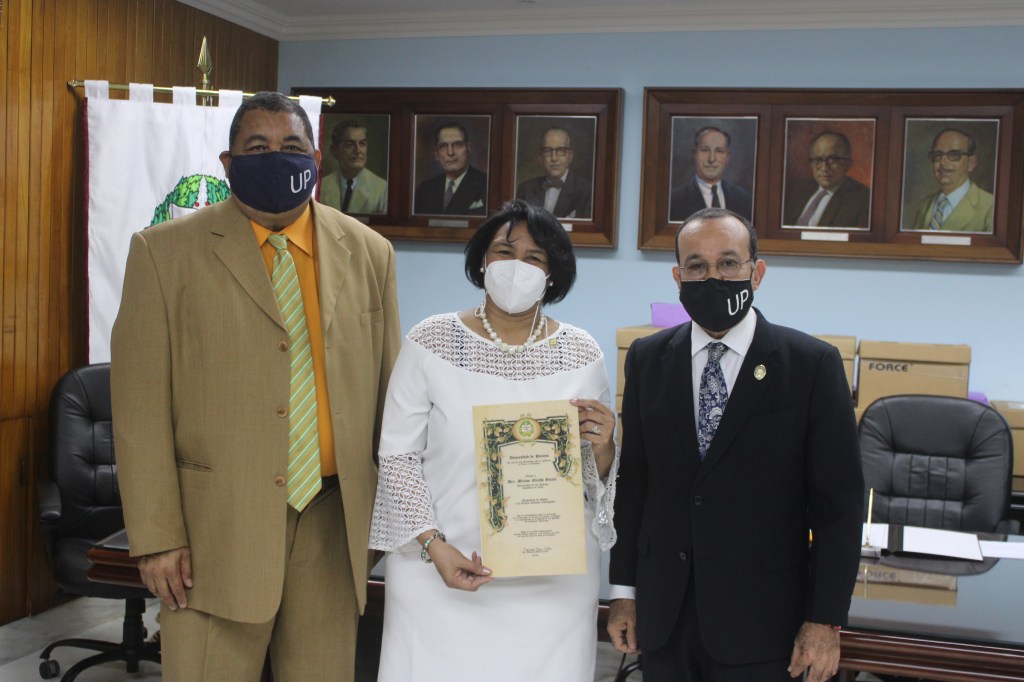 RECTOR DE LA UNIVERSIDAD DE PANAMÁ OTORGA PERGAMINO A RECTORA DE LA UNIVERSIDAD DE LA&nbsp;HABANA