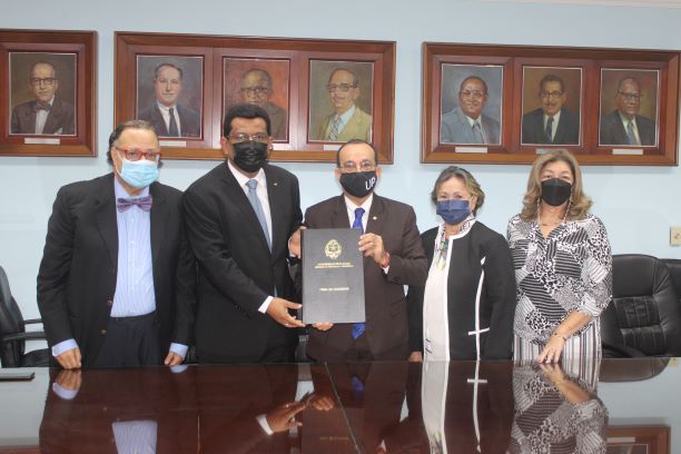 ESTUDIANTES DE LA LICENCIATURA EN INGLÉS SE BENEFICIARÁN CON FIRMA DE CONVENIO ENTRE UNIVERSIDAD DE PANAMÁ Y ASOCIACIÓN DE BECARIOS FULBRIGHT DE&nbsp;PANAMÁ