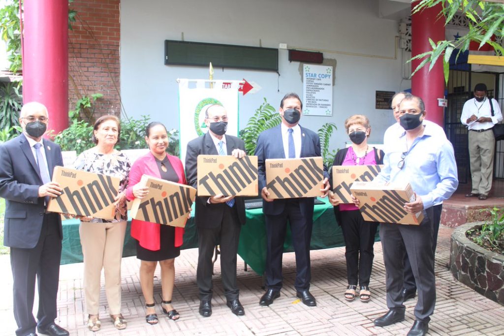 FACULTAD DE CIENCIAS NATURALES, EXACTA Y TECNOLOGÍA RECIBE&nbsp;LAPTOPS
