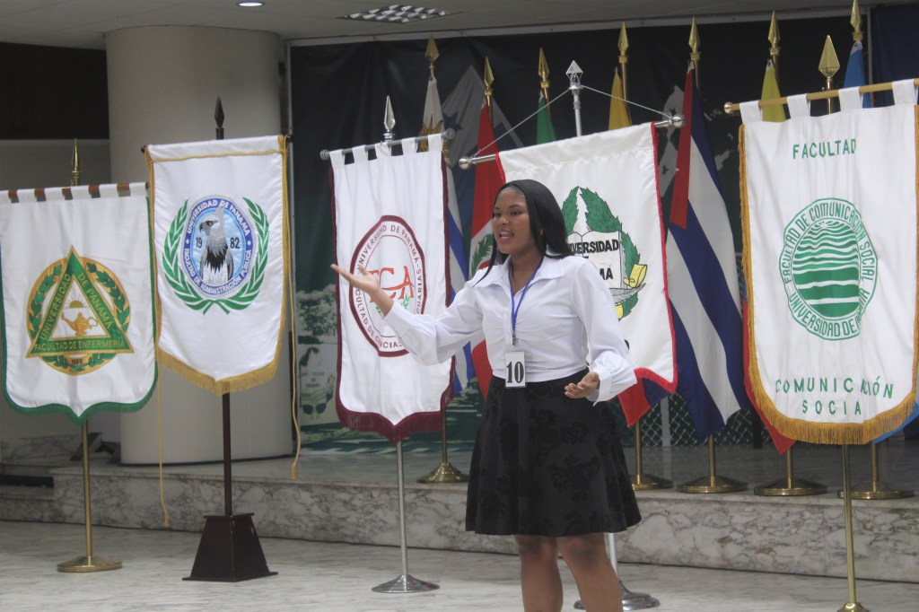 ESTUDIANTE SILVIA CASTILLO DE LA FACULTAD DE DERECHO GANÓ EL CONCURSO DE ORATORIA 2022 ORGANIZADO POR LA&nbsp;VAE