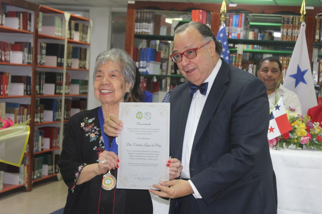 DRA. COLOMBA LUQUE RECIBE RECONOCIMIENTO POR SUS APORTES A LA UNIVERSIDAD DE PANAMÁ COMO FORMADORA DE PROFESIONALES EN LA ESPECIALIDAD DE&nbsp;INGLÉS