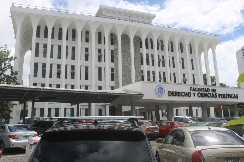 Facultad de Derecho Entre Retos y Mejoras de su Oferta Académica