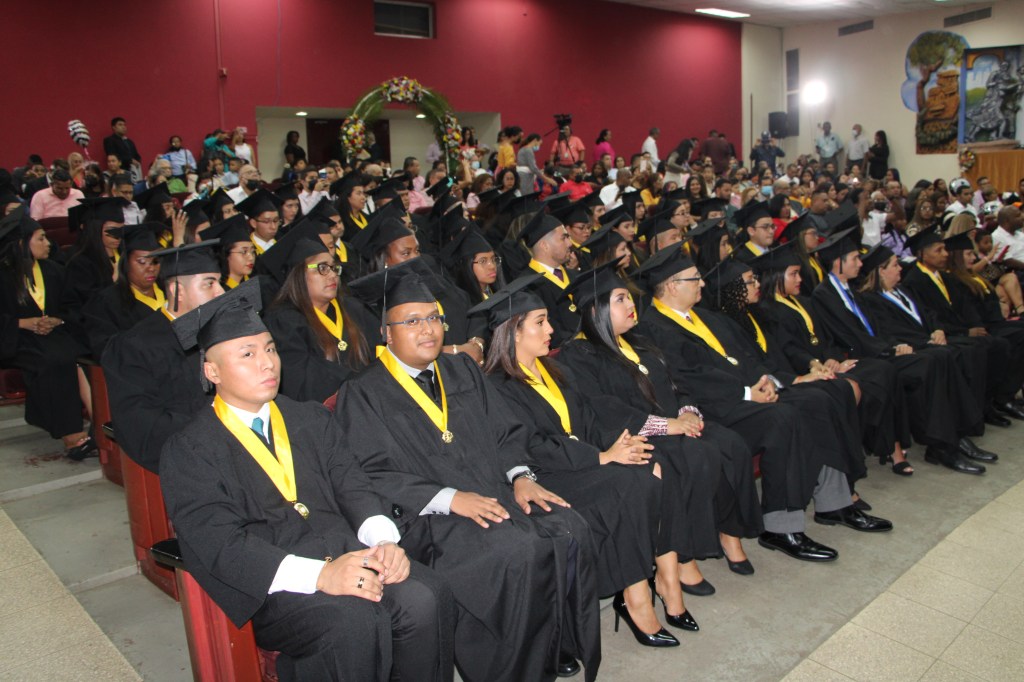Profesionales en el campo de la Economía reciben su título en la Universidad de&nbsp;Panamá