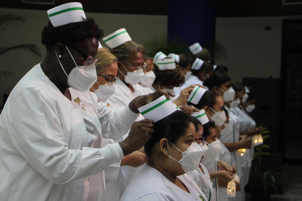 Estudiantes de la Facultad de Enfermería participan en Acto de Imposición de Cofias y&nbsp;Pines