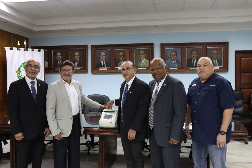 Facultad de Ciencias Agropecuarias recibe donación de un termociclador por parte de IICA&nbsp;Panamá