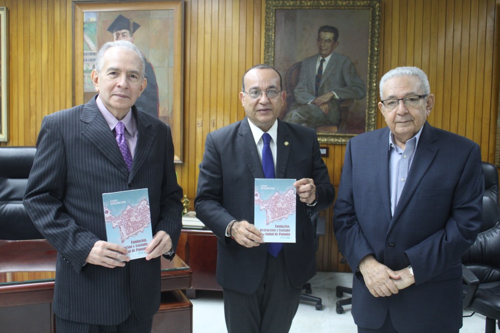 Historiador Castillero Calvo presenta nueva obra al rector de la Universidad de&nbsp;Panamá