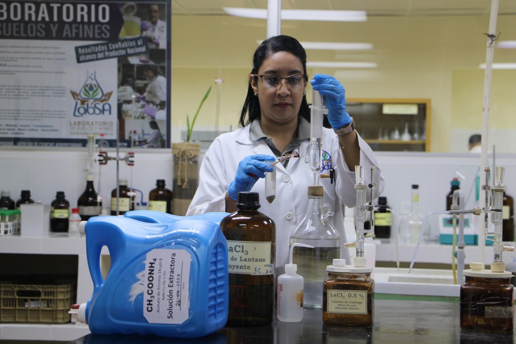 Facultad de Ciencias Agropecuarias apoya a productores en el análisis de suelo para mejores resultados en la preparación de la&nbsp;tierra