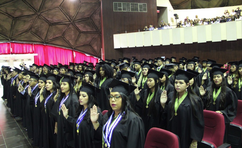 Facultad de Farmacia de la Universidad de Panamá gradúa más de 100 nuevos&nbsp;profesionales
