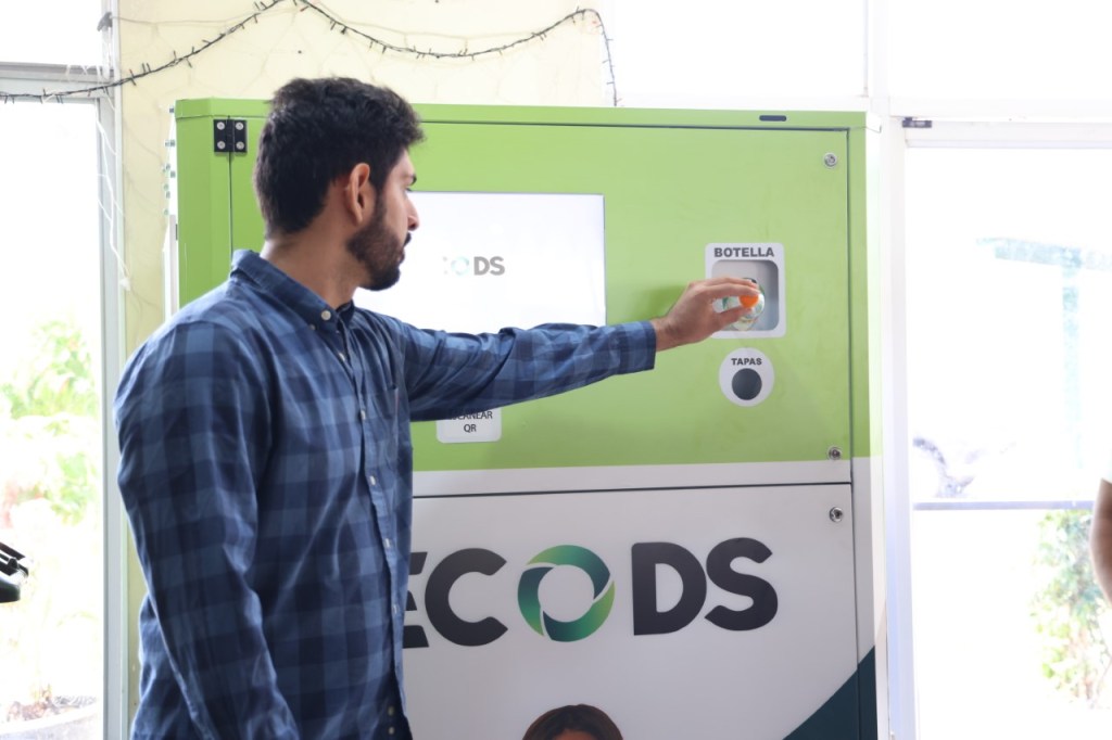 Universidad de Panamá inicia proyecto de reciclaje de botellas plásticas con máquinas&nbsp;“ECODS”