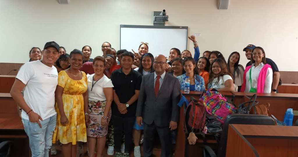 Director de Relaciones Públicas de la UP dicta charla a estudiantes del CRU de Panamá Oeste sobre los retos que enfrentarán en su vida&nbsp;profesional