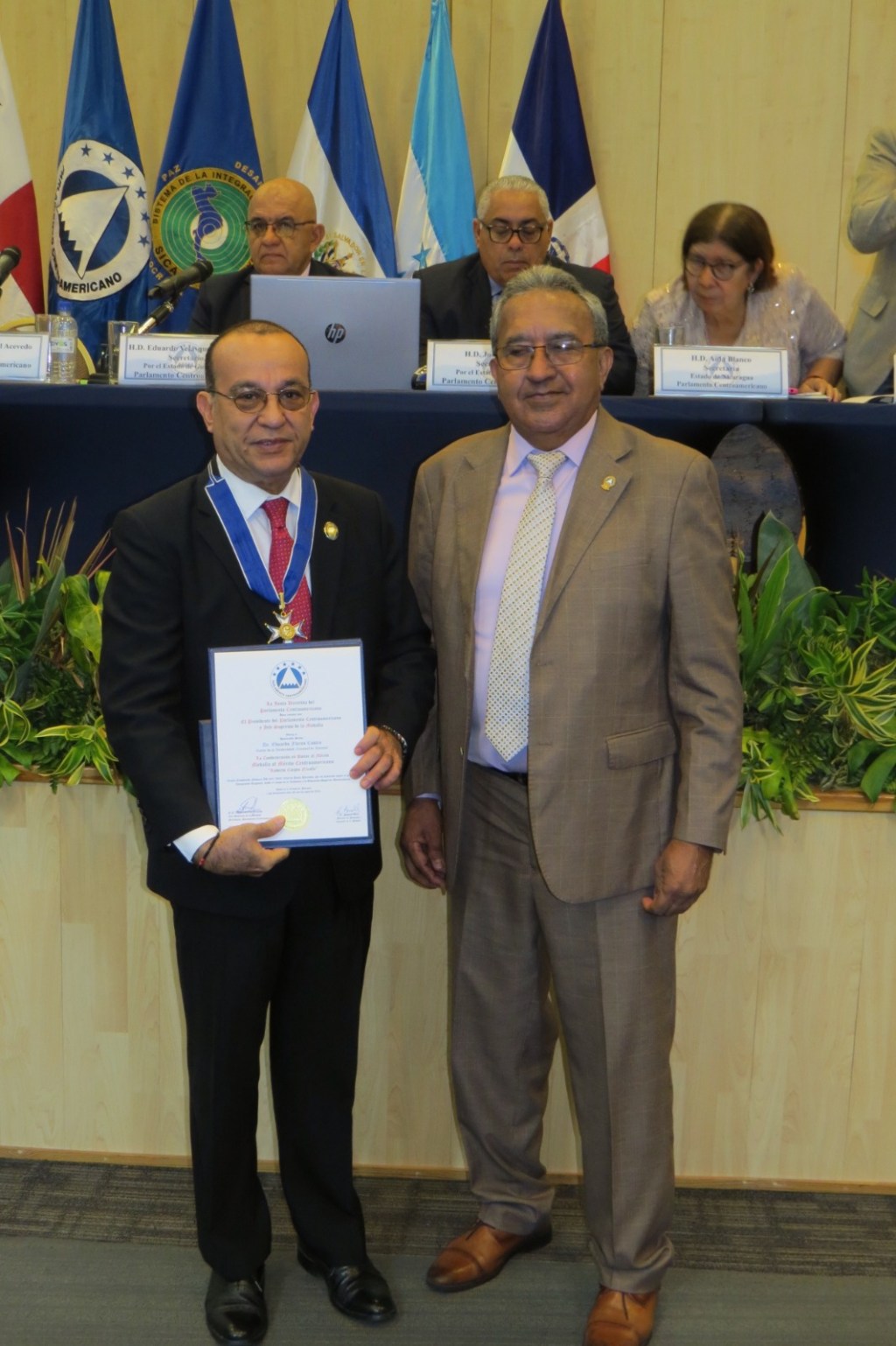 PARLACEN otorga medalla “Roberto Carpio Nicolle” al rector de la Universidad de Panamá Eduardo Flores&nbsp;Castro