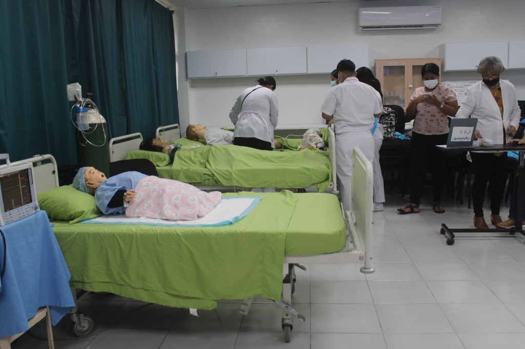 Estudiantes de Enfermería adquieren experiencia práctica en Laboratorios Clínicos durante su&nbsp;formación