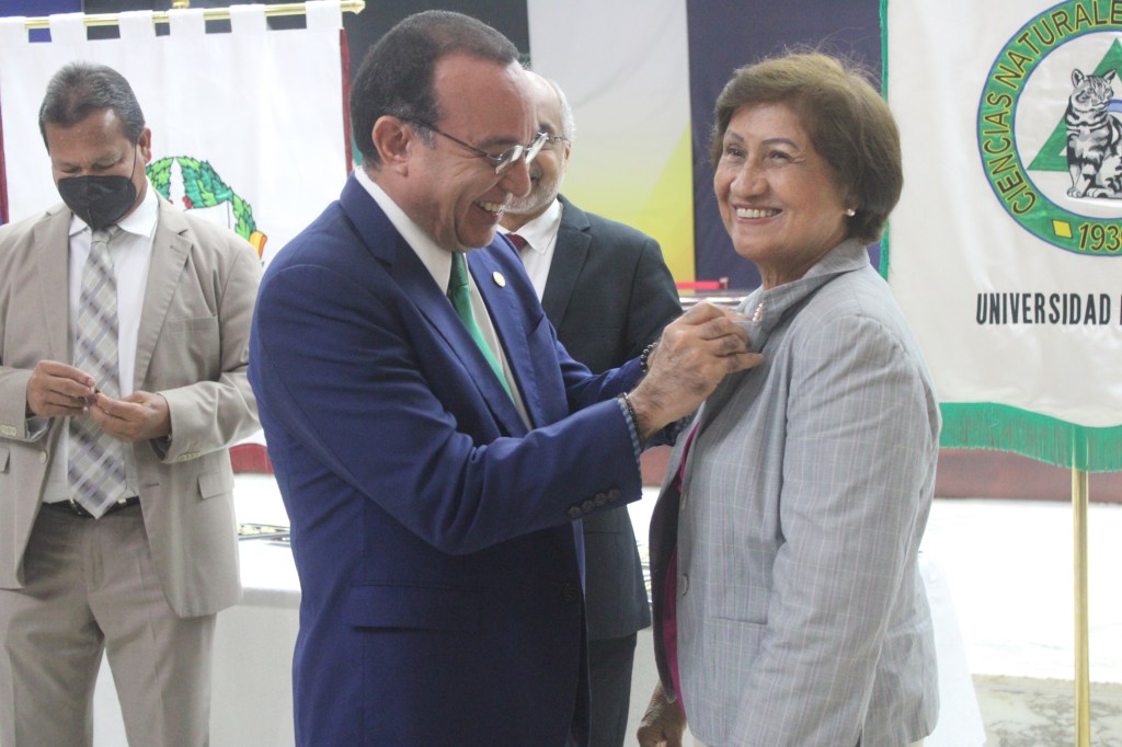 Profesores de FACINET reciben pin de reconocimiento por sus años de servicios formando profesionales de la&nbsp;ciencia