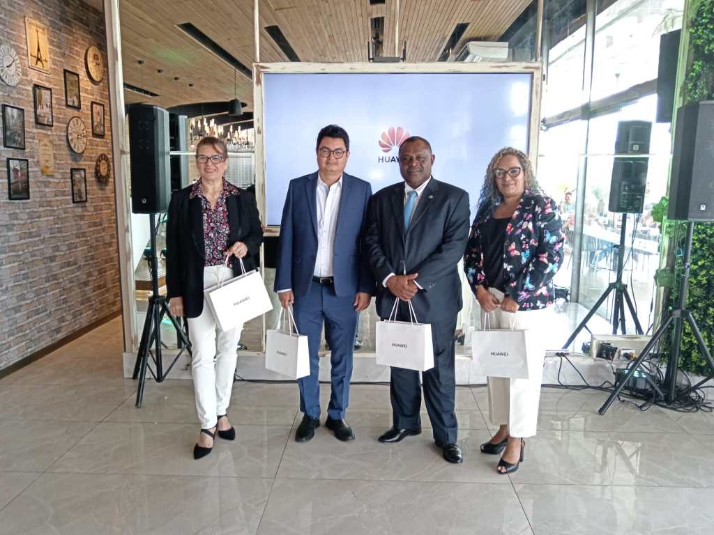 Autoridades de la FIEC – UP asisten a lanzamiento de “Semillas para el Futuro” de&nbsp;Huawei