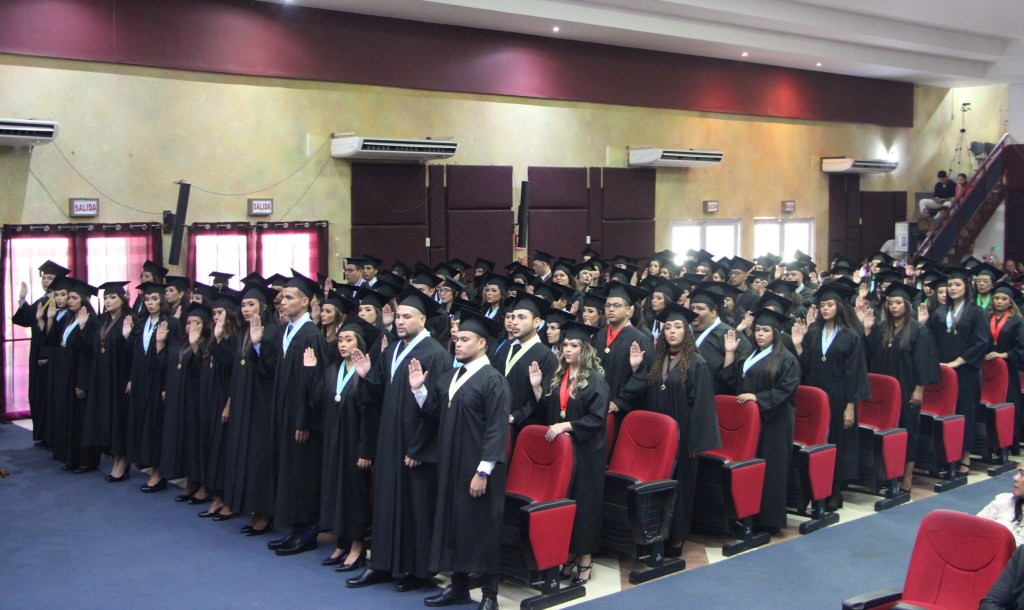 Nuevos profesionales en diferentes áreas del conocimiento  gradúa el Centro Regional Universitario de&nbsp;Azuero