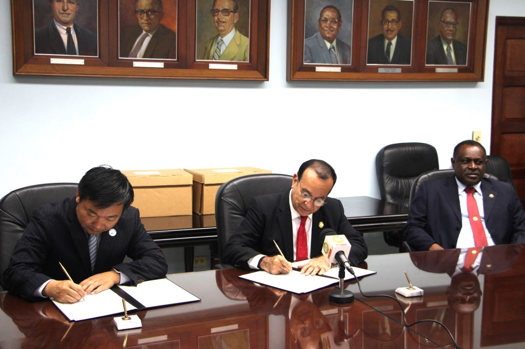 Universidad de Panamá firma convenio con Etern Latin America,&nbsp;S.A.