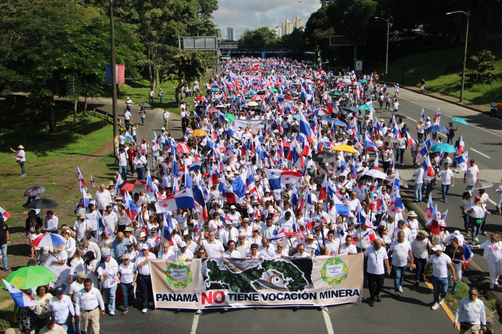 Universitarios marchan hacia la Corte Suprema de Justicia en rechazo a la minería a cielo&nbsp;abierto