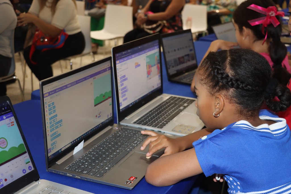 UP capacita a 90 niños en computación y tecnología 