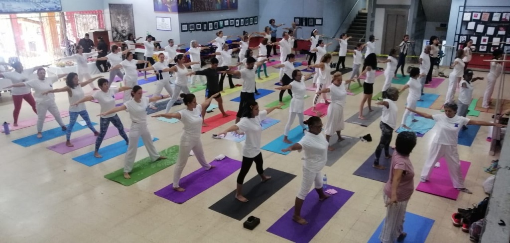 Universidad del Trabajo y La Tercera Edad de la Universidad de Panamá celebra con éxito el Día Internacional del Yoga
