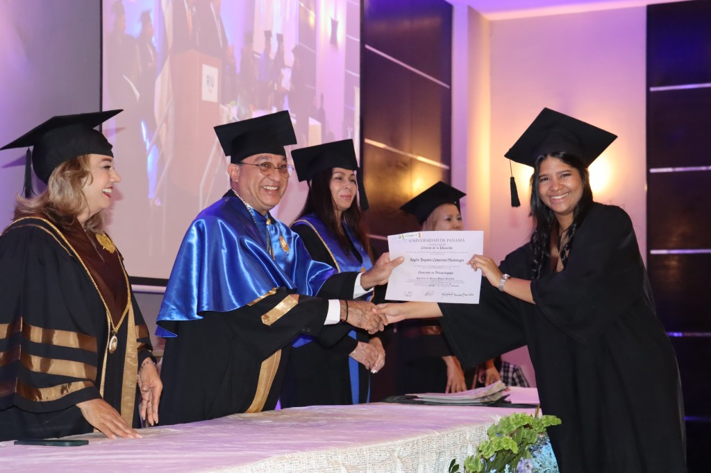 Trescientos cincuenta y dos educadores se gradúan de la Universidad de&nbsp;Panamá