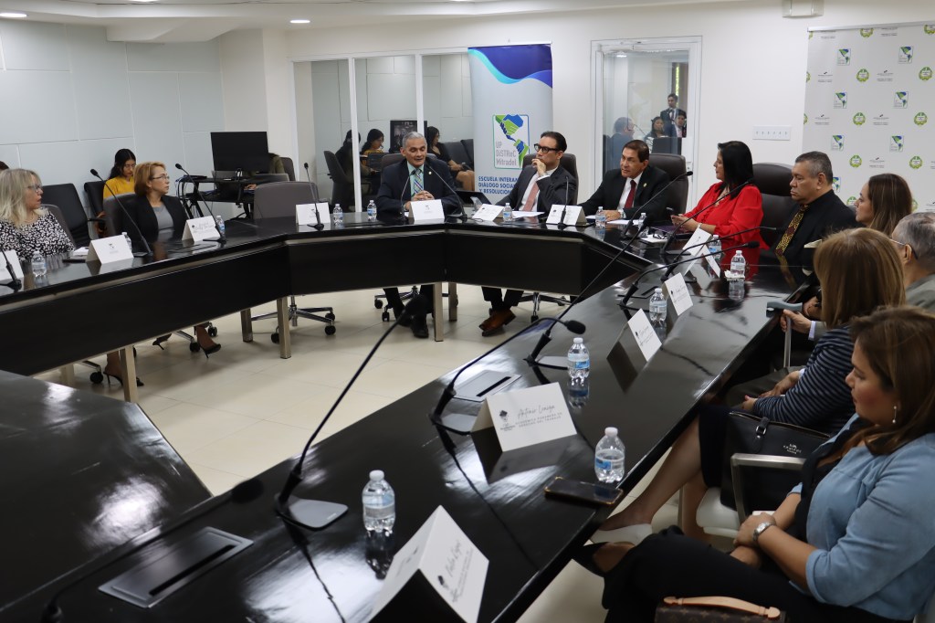 Inauguran la Sala de Diálogo El-DisTReC en la Universidad de Panamá: un aporte al diálogo social y la resolución de&nbsp;conflictos