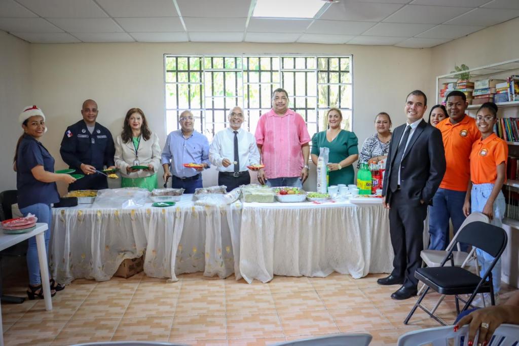 Autoridades universitarias comparten jornada navideña con estudiantes del&nbsp;CEFERE
