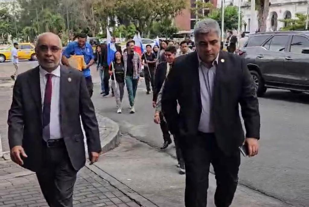 Autoridades universitarias acompañan a 5 estudiantes que se presentaron ante el Ministerio&nbsp;Público