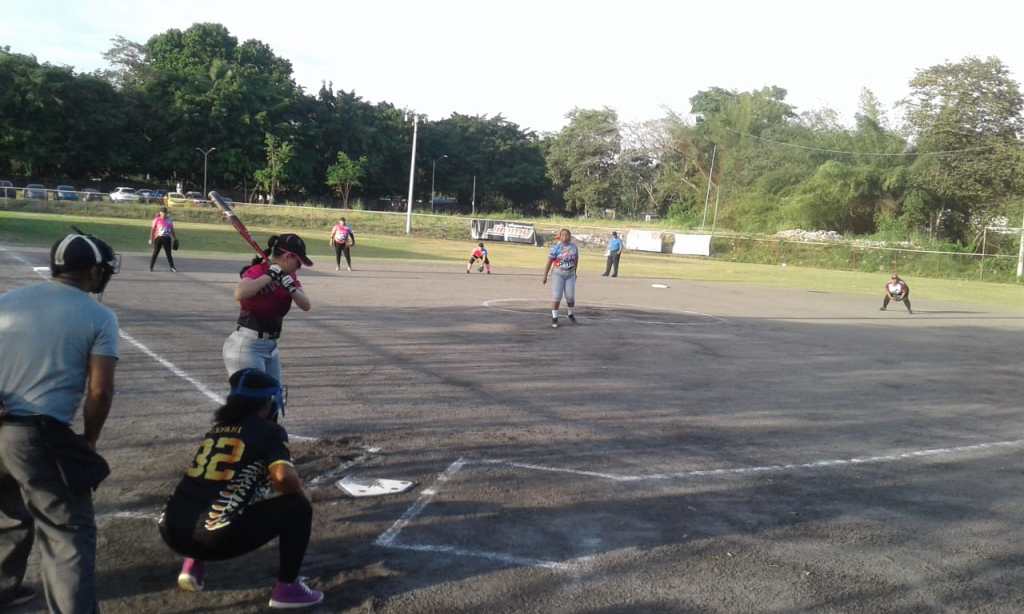 Victoria ajustada para Secretaría General sobre Cafetería Universitaria en bola suave&nbsp;femenino