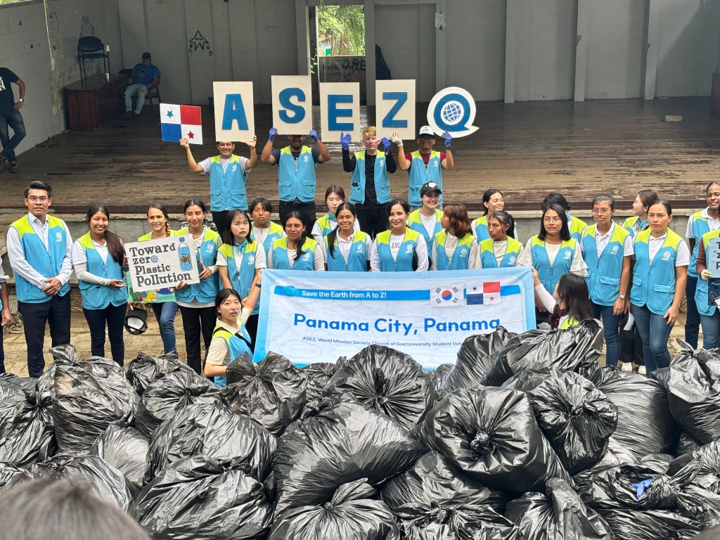 Jóvenes universitarios de ASEZ lideran jornada de limpieza en la Universidad de Panamá para combatir la contaminación&nbsp;plástica