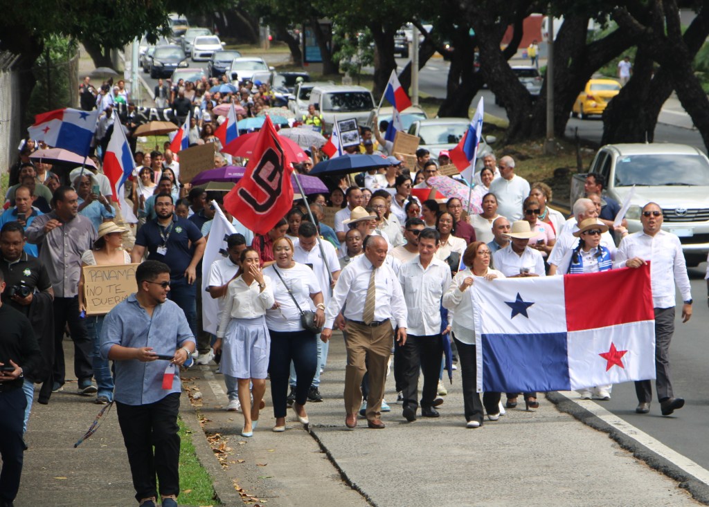 Universitarios realizan marcha pacífica en defensa de la soberanía&nbsp;nacional