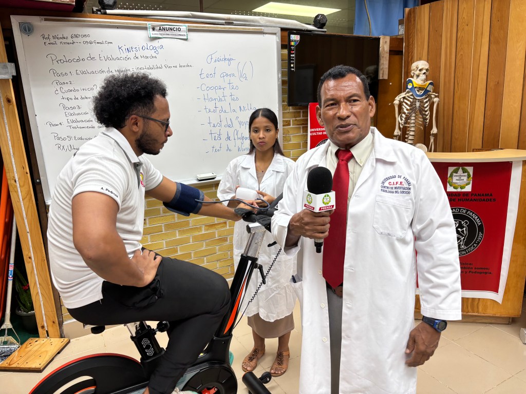 Estudiantes de Educación Física aplican pruebas diagnósticas en clase práctica de fisiología&nbsp;deportiva