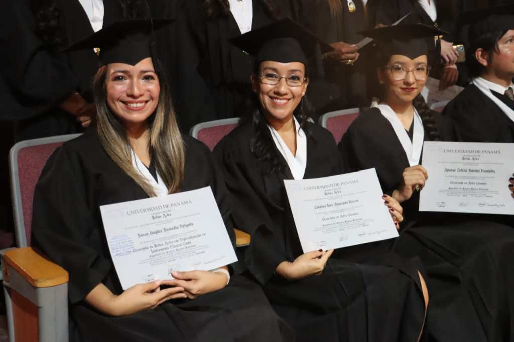 Universidad de Panamá gradúa a 64 nuevos profesionales de la Facultad de Bellas&nbsp;Artes