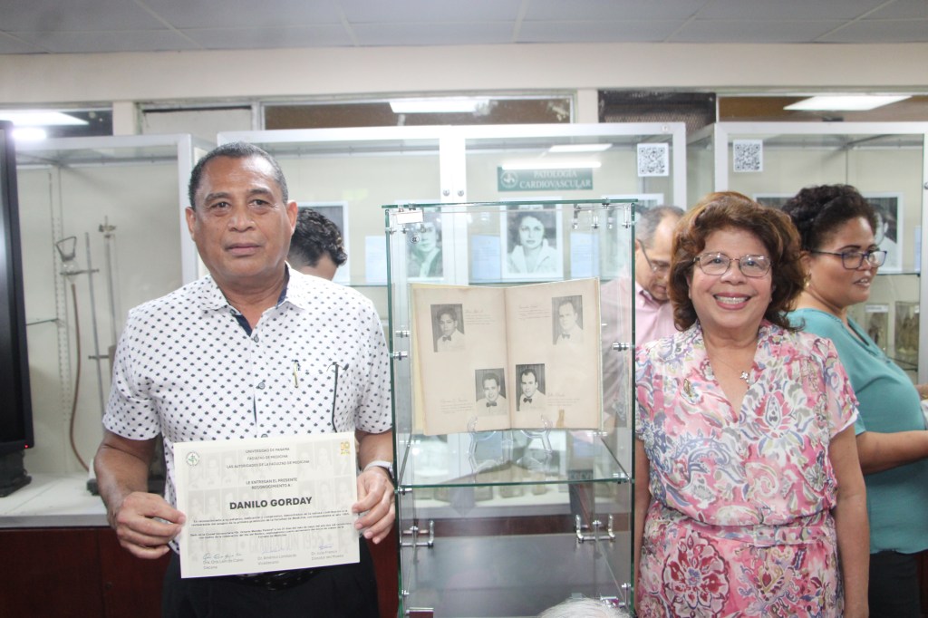 Reconocen a restaurador panameño por devolver la vida al primer anuario de&nbsp;Medicina