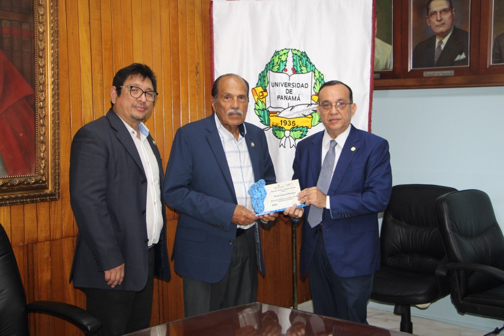 Universidad de Panamá recibe certificación por gestionar su huella de carbono e hídrica mediante programa&nbsp;estatal