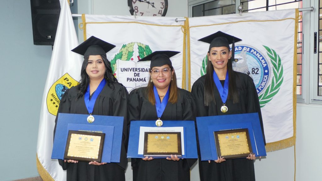 Facultad de Administración Pública celebra graduación del Técnico en Control Migratorio y Estudios&nbsp;Internacionales