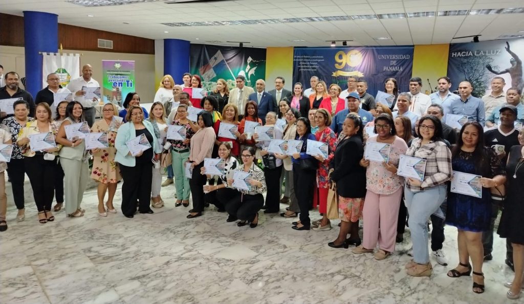 Universidad de Panamá reconoce a personal administrativo por años de&nbsp;servicios