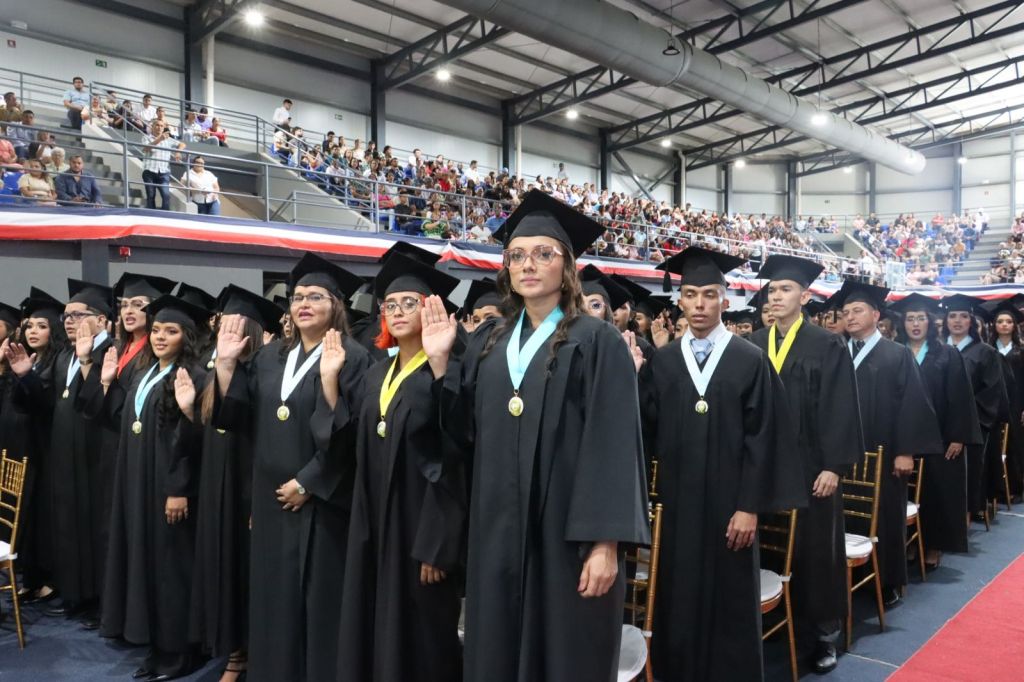 El Centro Regional Universitario de Azuero gradúa a 277 nuevos profesionales comprometidos con el desarrollo&nbsp;nacional