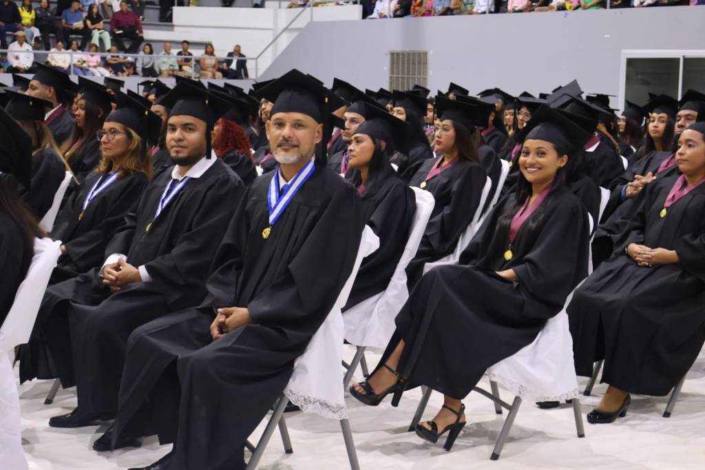 Facultad de Humanidades gradúa a 166 nuevos&nbsp;profesionales