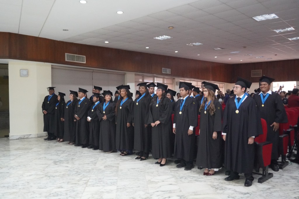 FIEC gradúa a 76 nuevos profesionales comprometidos con la innovación y el desarrollo del&nbsp;país
