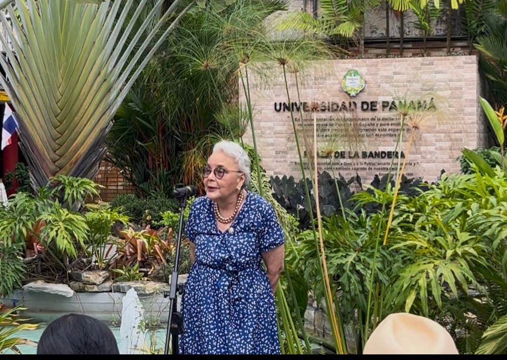 Facultad de Arquitectura y Diseño rinde homenaje en pasarela resort a la Profa. Berta Cardoze por sus 50 años de trayectoria docente y su&nbsp;retiro