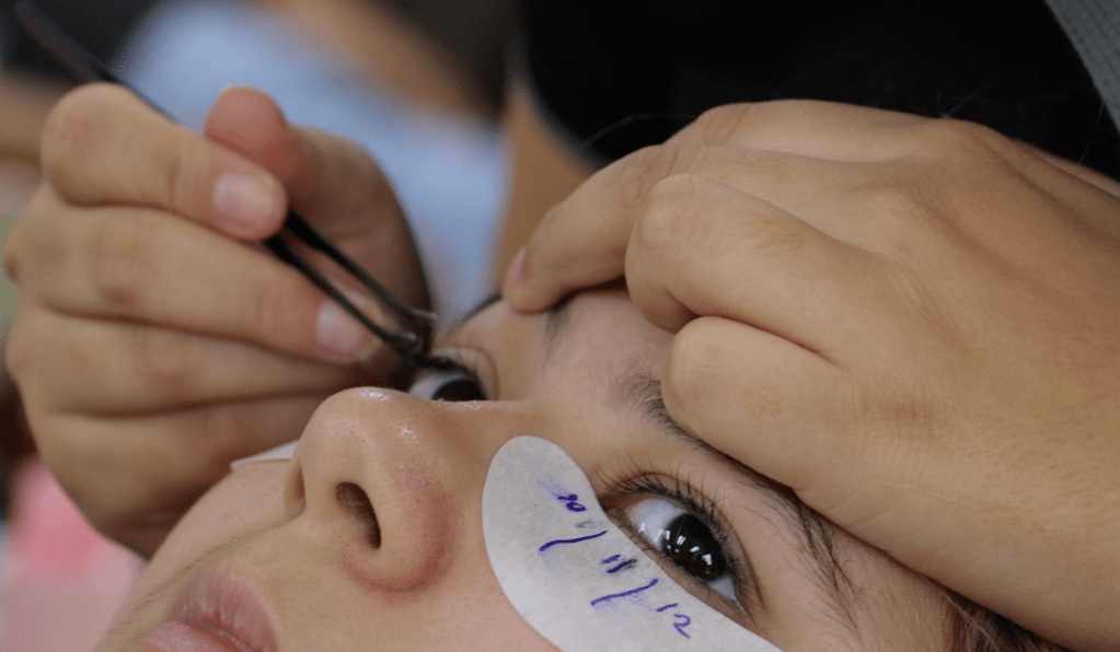 Universidad de Panamá fortalece la rápida inserción laboral con cursos de maquillaje y diseño de miradas