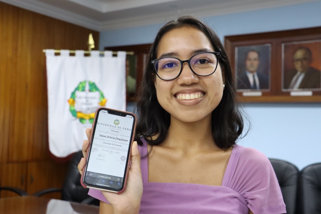 Universidad de Panamá entrega primer diploma digital a licenciada en Farmacia