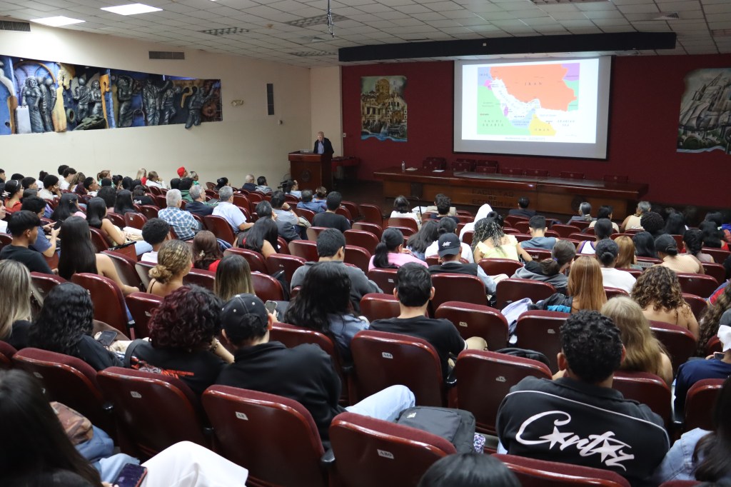 Facultad de Economía analiza impacto de la guerra en la economía panameña