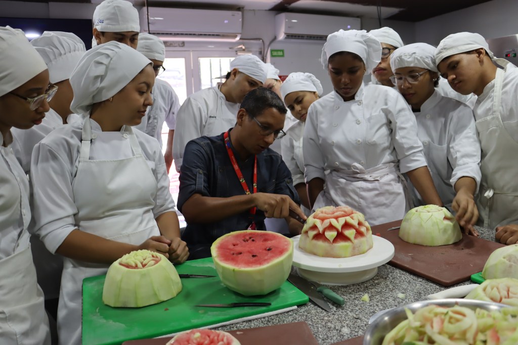 Estudiantes de Gastronomía fortalecen sus habilidades con la técnica de tallado en&nbsp;frutas