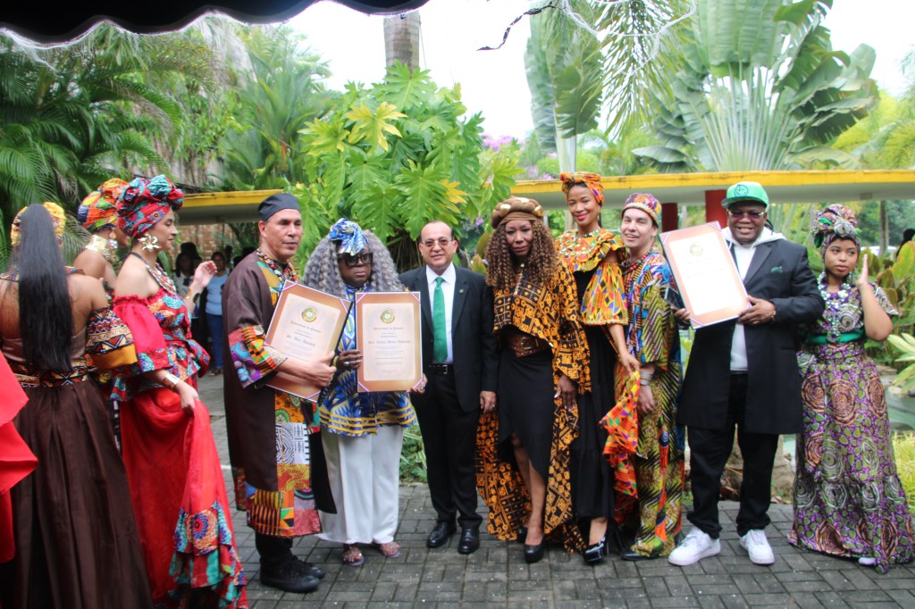 Universidad de Panamá reconoce trayectoria y aporte cultural afrodescendiente de Leonardo Renato Aulder e Idania&nbsp;Dowman